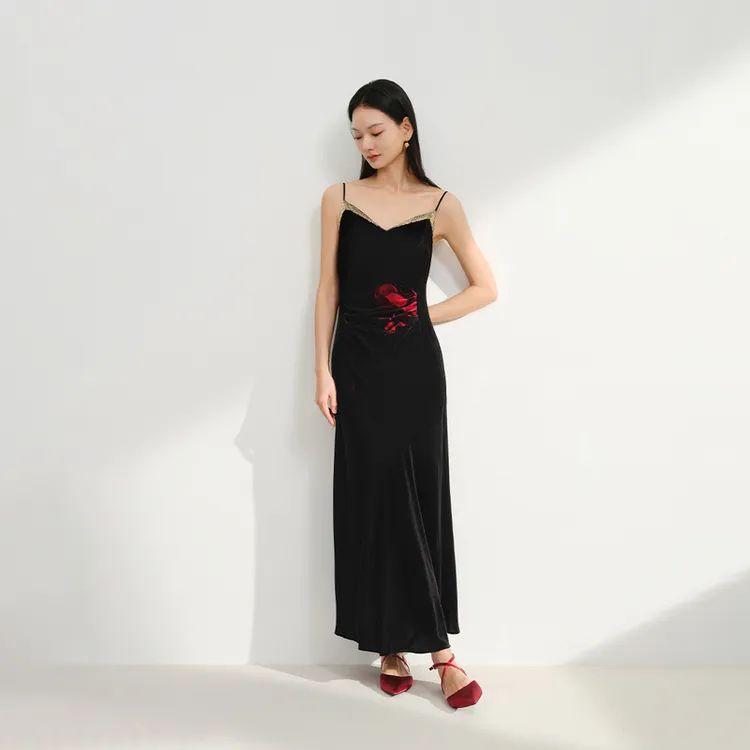 EP雅莹女装 宴会礼服式吊带小黑裙 桑蚕丝丝绒连衣裙 25新款4220A