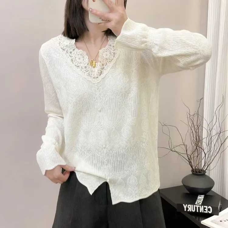 法式钉珠开叉蕾丝V领薄款打底衫女春秋气质显瘦百搭长袖针织上衣