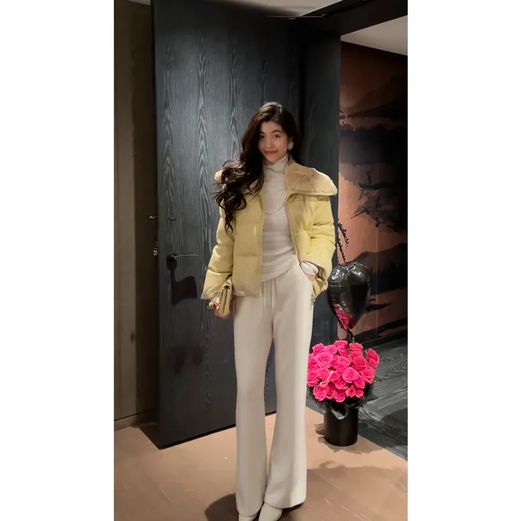 N.COU妮蔻25冬新款时髦高级感90白鸭绒翻领烫钻短款羽绒服DY52853