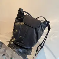 春苗女装   百搭水桶包包