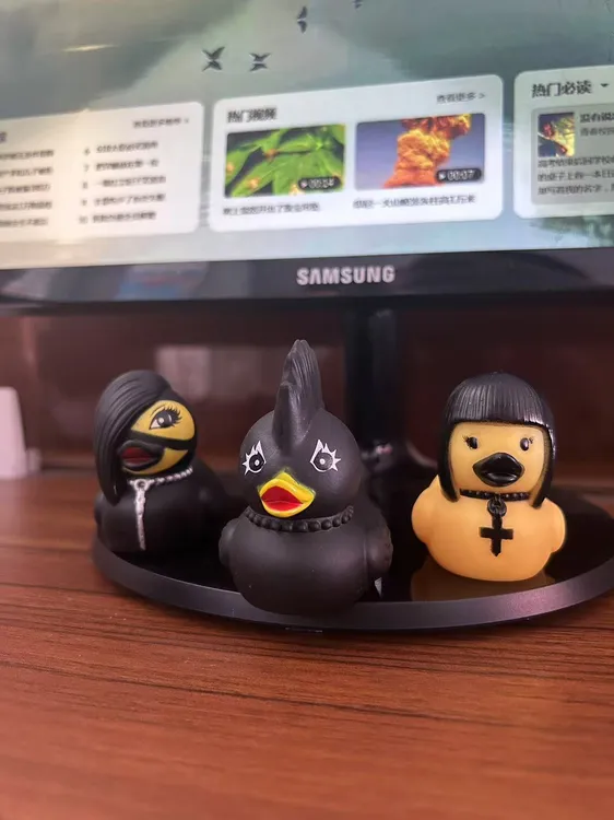 创意摆件礼品可爱搞怪小鸭桌面创意摆件网红鸭车载