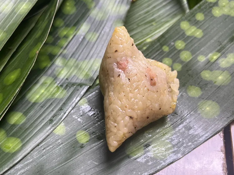 云南普洱景东端午节野生粽叶碱水本地火腿粽