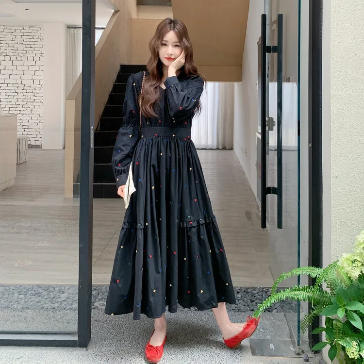 黑色爱心刺绣长袖连衣裙女2025早秋新款法式通勤宽松休闲V领长裙