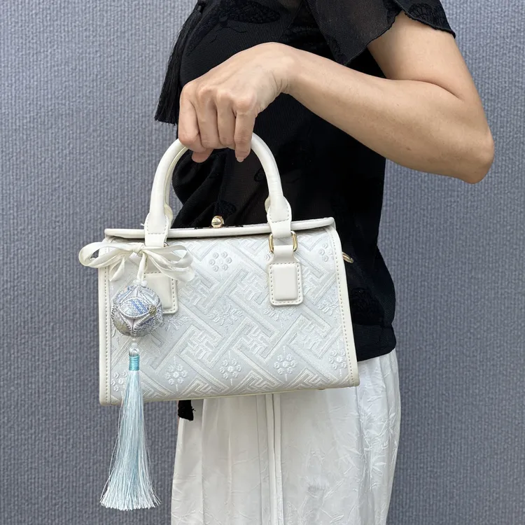 广西非遗壮锦高端轻奢手挽枕头包斜挎精致小包手机包百搭时尚民族