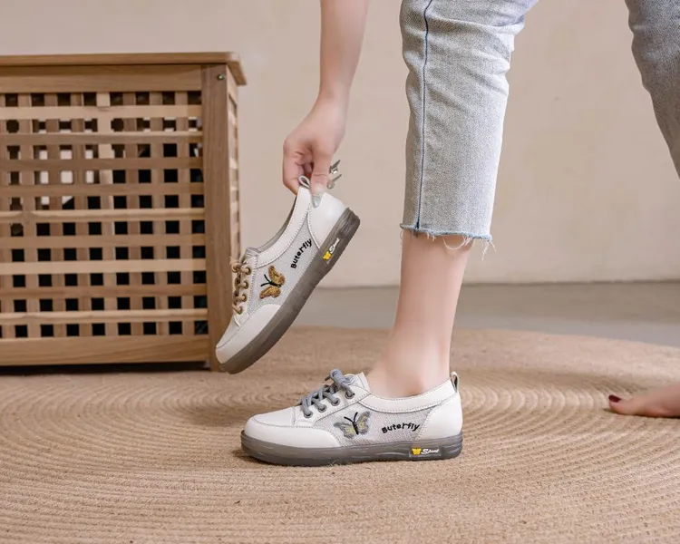 一脚蹬2025夏季新款小白鞋软底软面单鞋时尚百搭舒适懒人鞋妈妈鞋