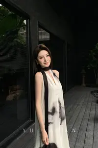 YUJIAHAN于佳含-设计感印花飘带v领连衣裙宽松裙度假风大摆长裙