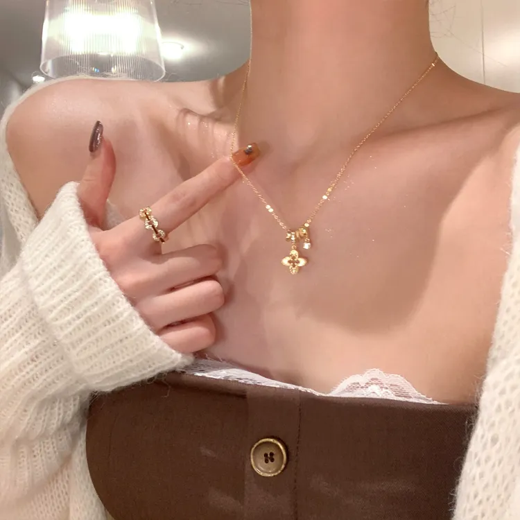 铜合金项链 秋冬轻奢复古鎏金四叶花项链女精致高级感颈链毛衣链