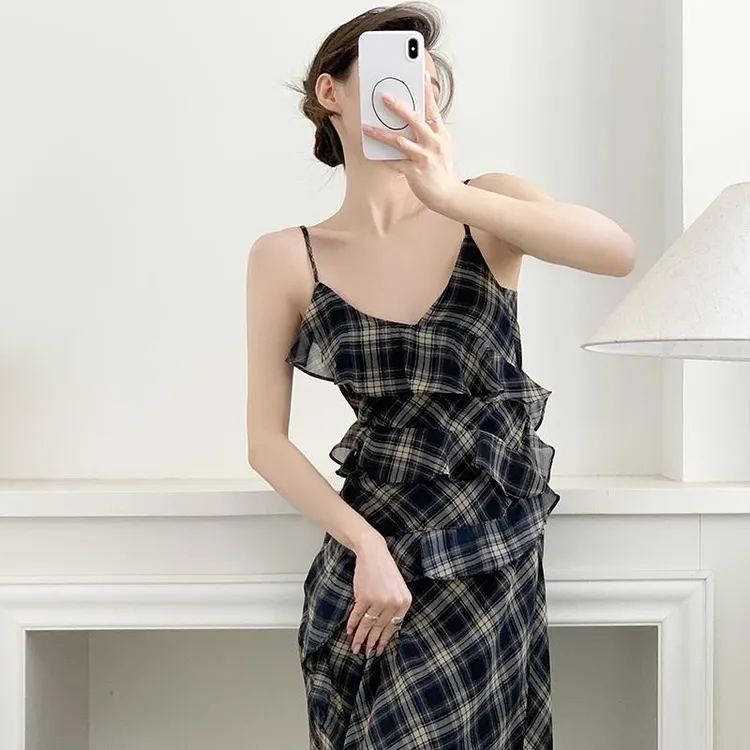 淑萸不规则荷叶边飘逸感格纹吊带连衣裙气质温柔领长裙子女夏
