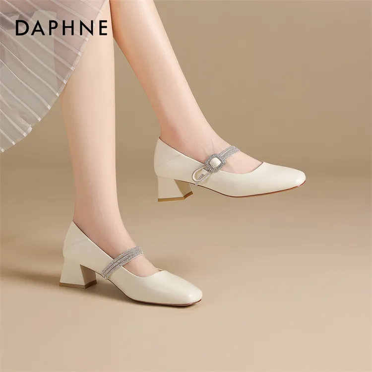 Daphne/达芙妮单鞋百搭高级感配裙子水钻时尚玛丽珍鞋粗跟高跟鞋