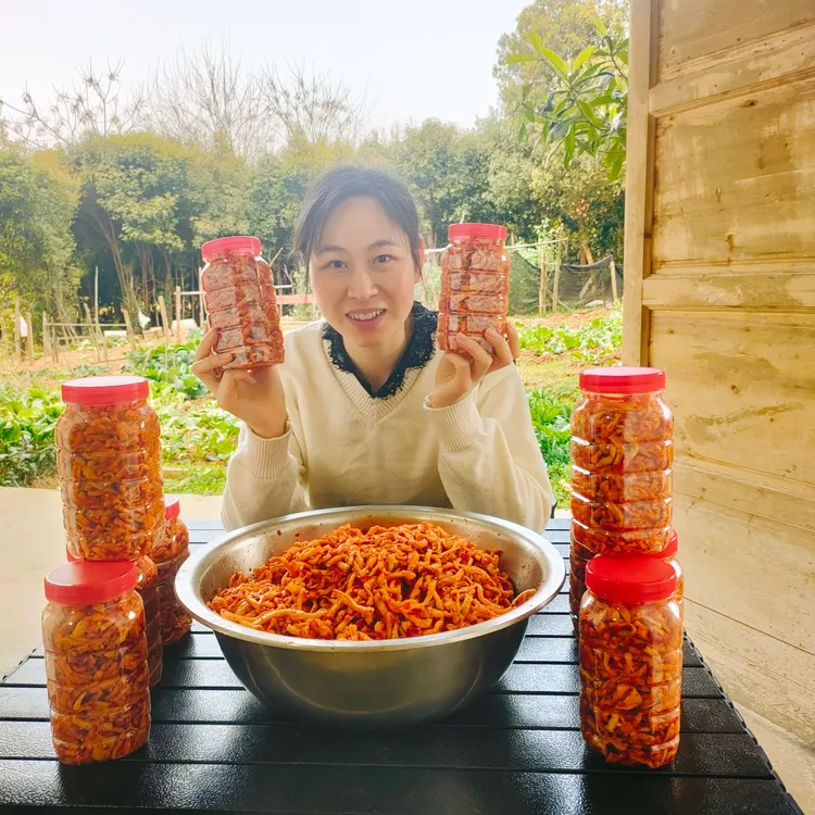湖南邵阳农家自制萝卜条香辣脆爽下饭菜不加糖瓶装萝卜干