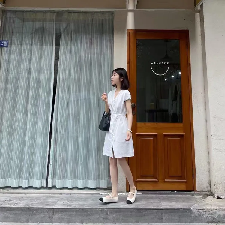 INS CEC2025夏季新款韩系高级感简约气质百搭V领白色木耳边连衣裙