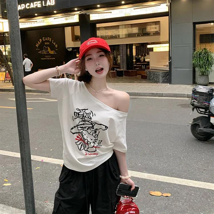 白色印花猫咪斜肩上衣女夏季2025新款宽松印花露肩一字肩短袖t恤
