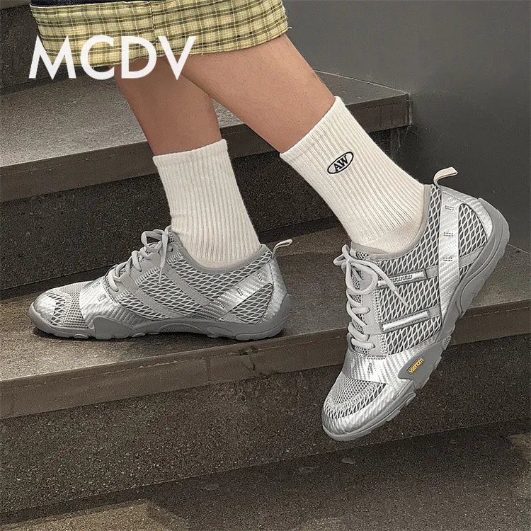 2025夏季新款银色户外登山鞋男女网面透气厚底运动防滑徒步老爹鞋