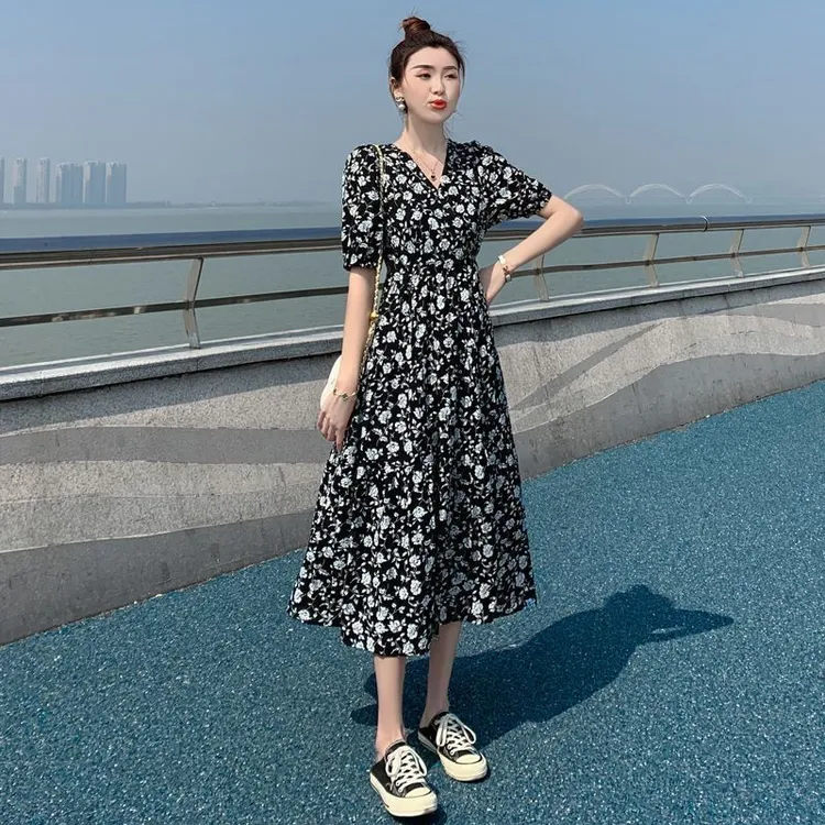 碎花连衣裙夏季2025新款小个子气质显瘦百搭中长款黑碎花遮肉裙子