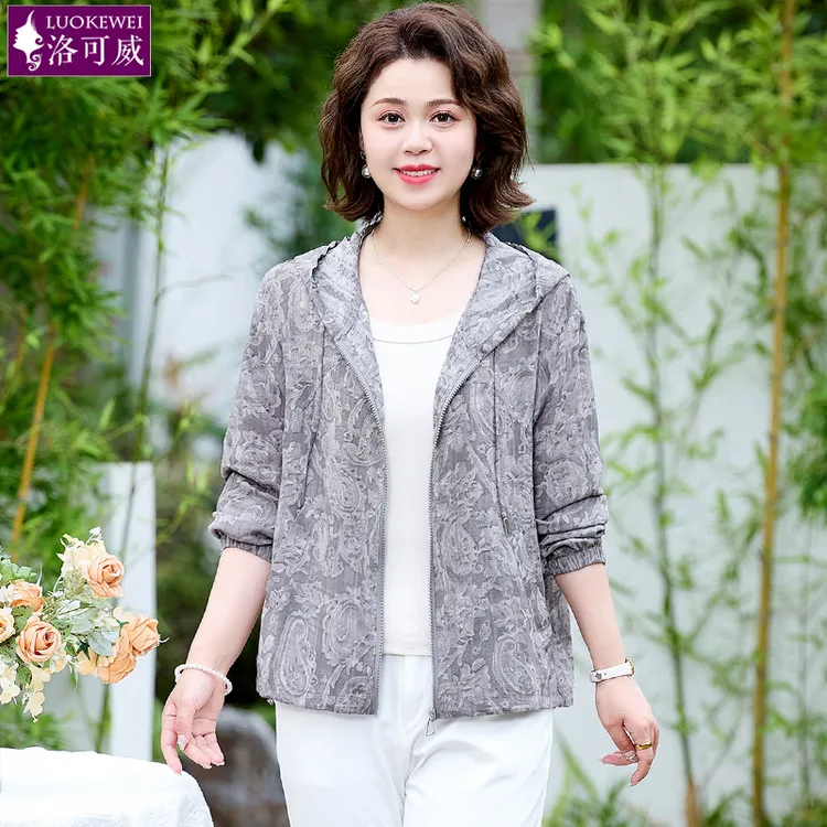 中年妈妈夏季薄款外套2025新款中老年夏装连帽防晒服时尚短上衣女