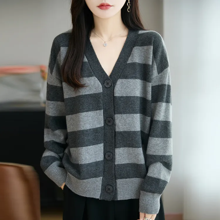哥弟阿玛施正品秋冬时尚V领长袖精纺条纹针织开衫女外搭撞色毛衣
