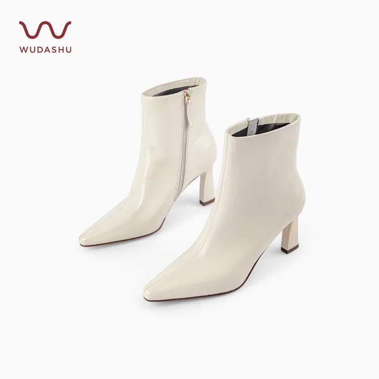 冬季白色粗跟压花高跟尖头短靴简约瘦瘦靴时装靴