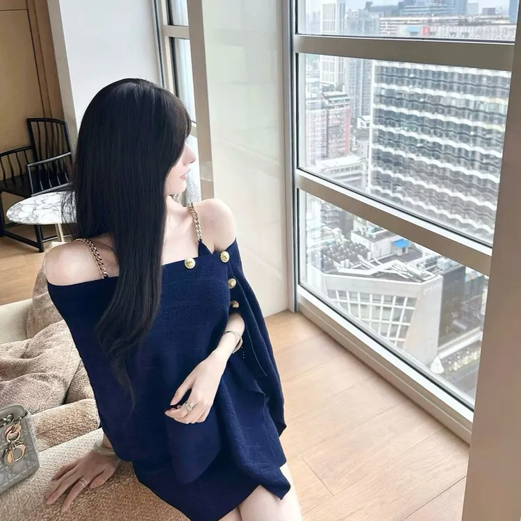 法式性感辣妹套装女小众设计感宽松显瘦斜肩针织衫包臀短裙两件套