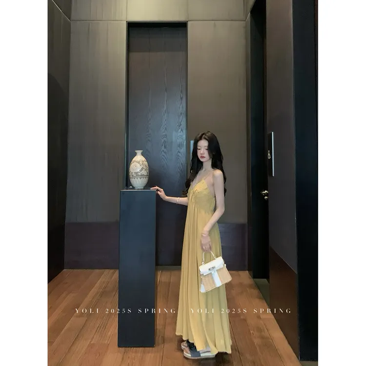 YOLI 张宥利 "丹麦夏日"度假挂脖裙