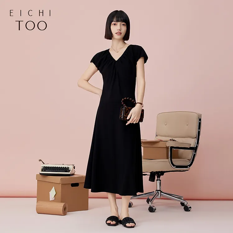 A爱居兔夏季新款时尚纯色简约大气高级感连衣裙EQLBJ2P003A