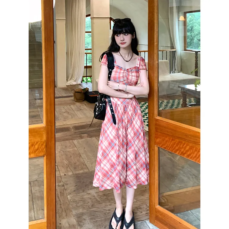 小镇姗姗 菲斯酒庄~复古格纹连衣裙女夏季荷叶袖设计气质方领长裙