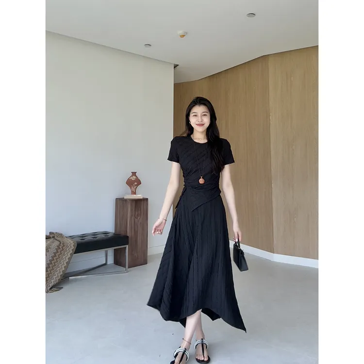 张阿星【邂逅美人】轻盈肌理质感褶皱斜裁显瘦T恤+半裙  W425A04934