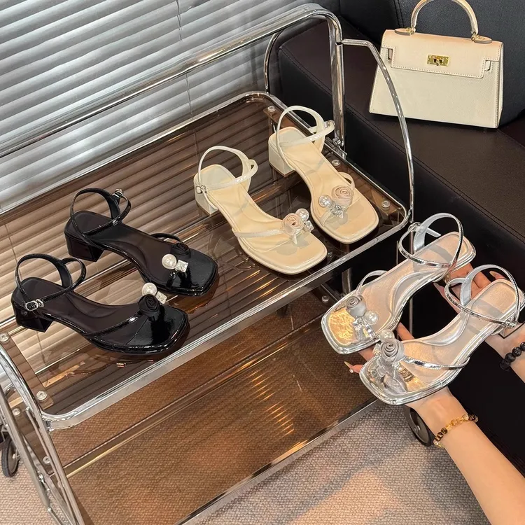 银色珍珠花朵一字带凉鞋2025夏季新款百搭法式配裙子套趾凉鞋女
