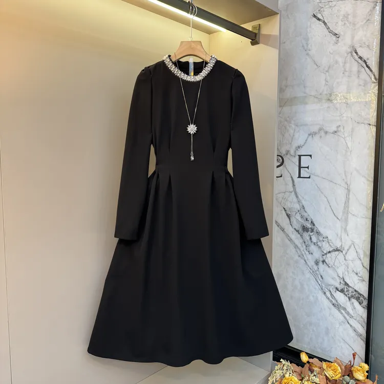 2025气质轻奢建议设计感钉珠洋气胖mm时尚显瘦法式设计连衣裙1971