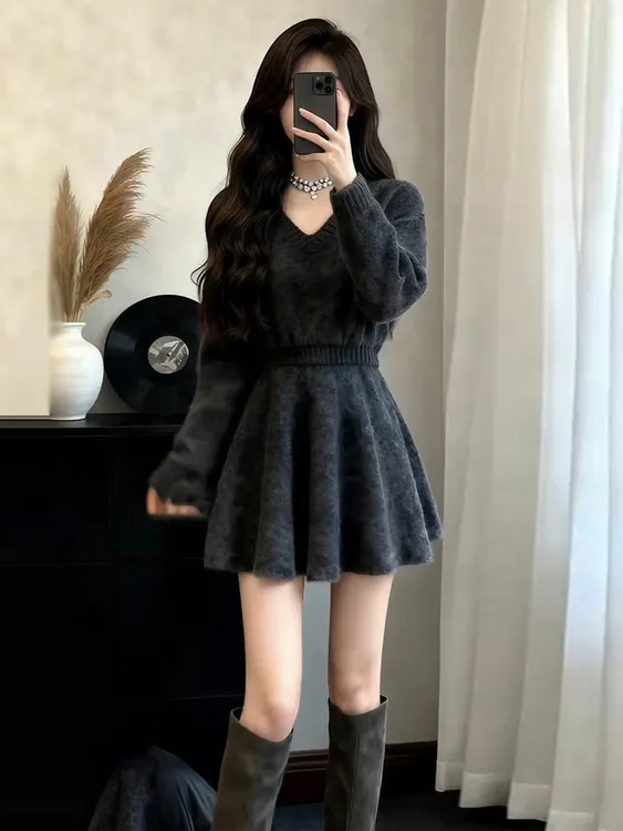 大码秋冬气质独特别致V领针织连衣裙女秋冬慵懒风灰色毛衣A字短裙
