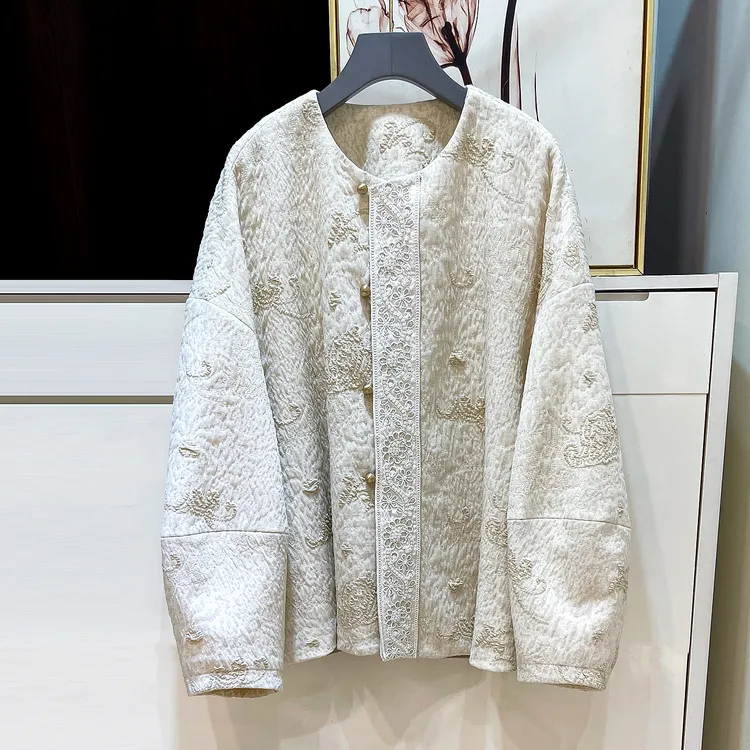 新中式浮雕提花短外套女2025年冬季钉珠刺绣宽松长袖外套国风上衣