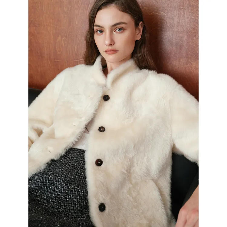 小岛微风“大表姐同款”欧洲进口稀有白色拉贡皮毛一体外套WTMD0561