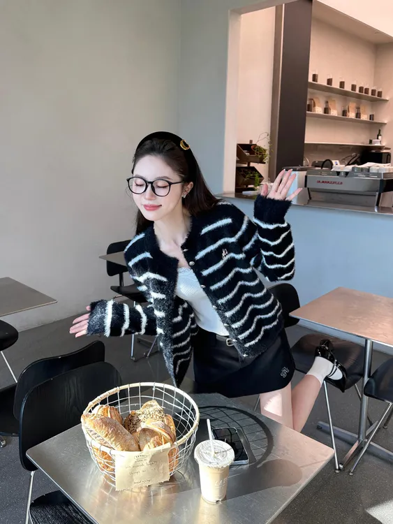 秋季新款小众炸街高级感女装韩系百搭小个子针织开衫包臀短裙上衣