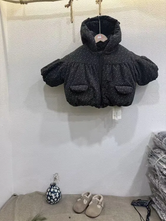 韩系女童冬季加绒加厚黑色碎花连帽可爱嘟嘟感一件过冬棉服