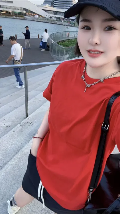 网红赫本式冷调贵族红 上身自带 生人勿近的贵气感红色