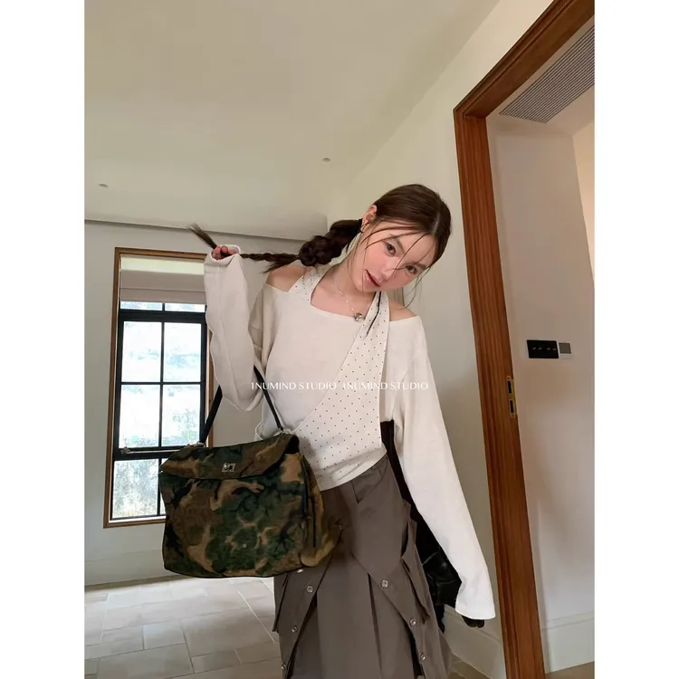 1NUMIND秋季新款小众设计感假两件波点拼接露肩挂脖上衣针织衫女