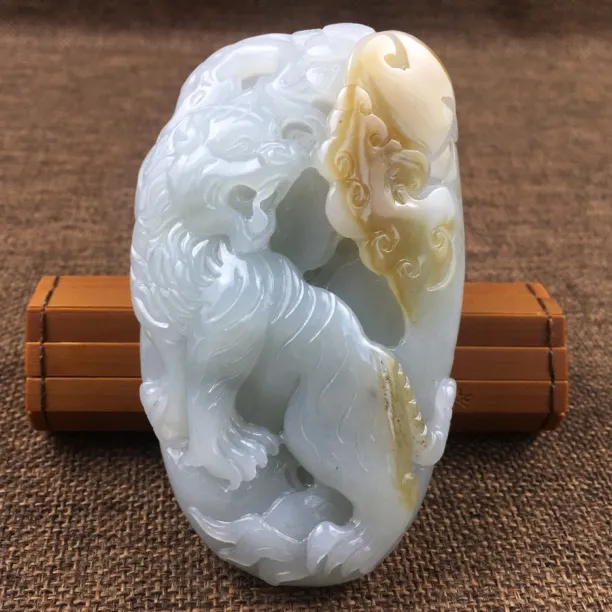 新疆和田玉且末料老虎手把件尺寸：99×61×30mm   重量：296克