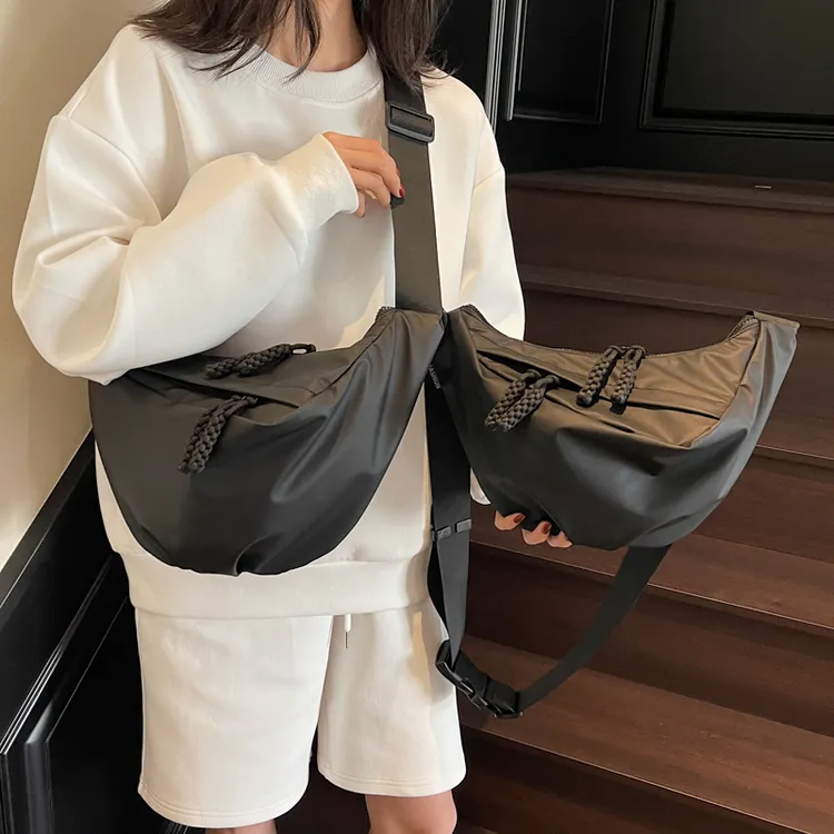 街头潮流无性别风时尚百搭皮膜通勤胸挎包斜挎包单肩包饺子包
