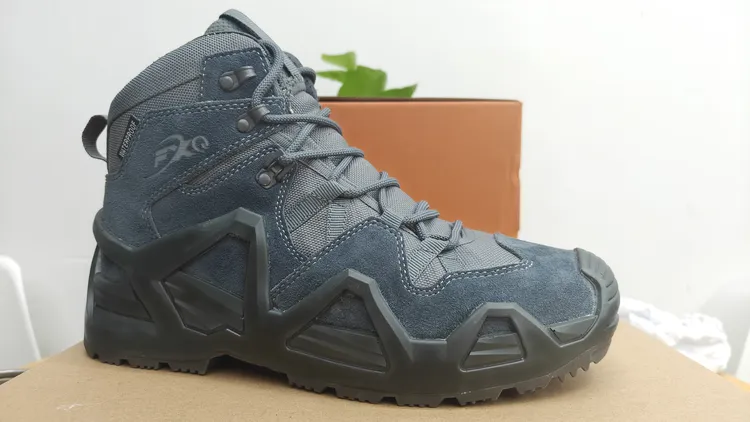 户外登山徙步鞋真牛皮作站靴男女中帮鞋高海拔防刺战术靴XFQ战靴