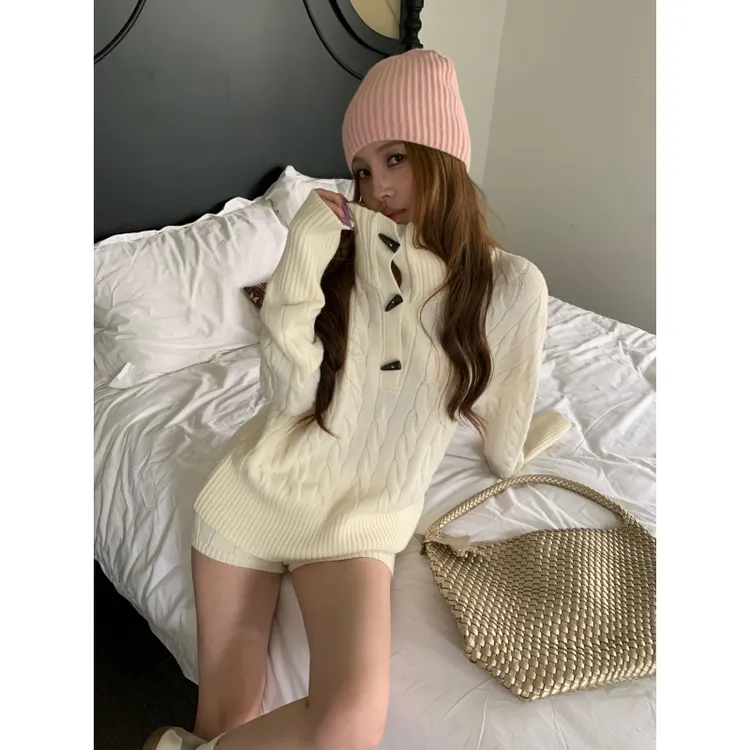 冬季新款设计感气质半开领牛角扣宽松毛衣高腰洋气休闲短裤两件套