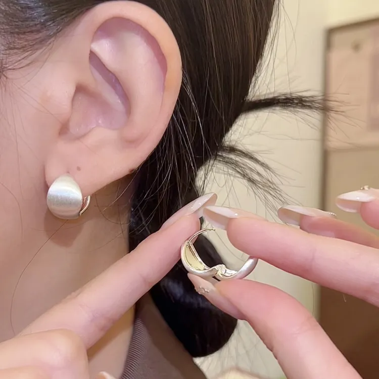 银致 合金耳饰 素圈耳环拉丝大耳扣百搭简约小众耳圈养耳洞轻奢女