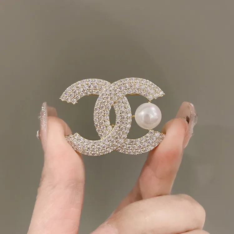 合金胸针 高级双C仿真珍珠胸针气质时尚裙子胸花西装裙子收腰别针