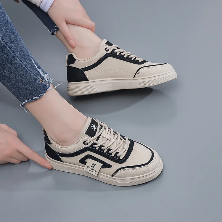 小白鞋女款2025春秋季爆款百搭平底透气新款韩版软底运动防滑板鞋