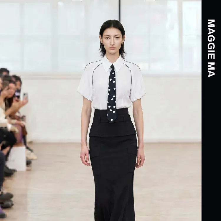 MAGGIE MA马婧/"MIU学院"撞色线条边波点领带泡泡袖收腰衬衫458S
