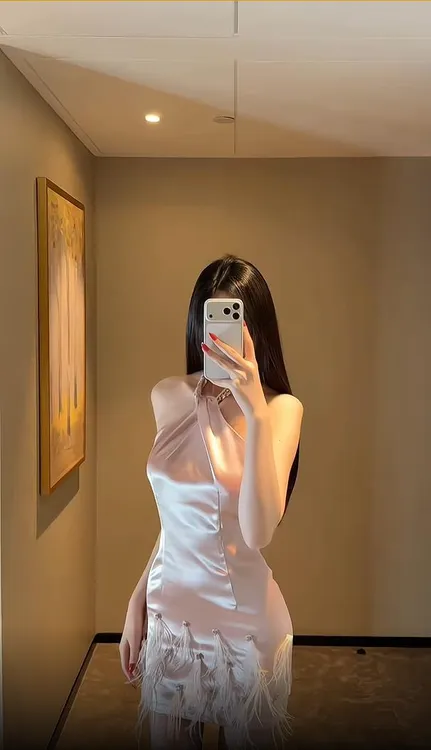 【花漾甜心】2026春季新款粉色缎面挂脖水钻羽毛连衣裙鸵鸟毛高级感