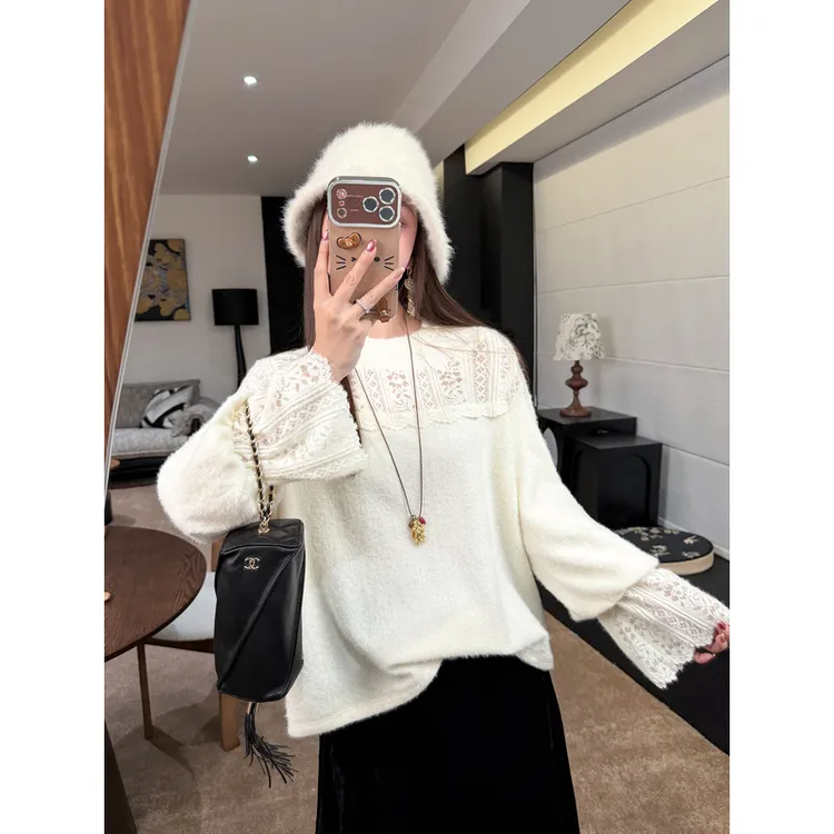 张涩涩“南洋珍珠”穿出轻精致 白色宽松磨毛蕾丝打底衫