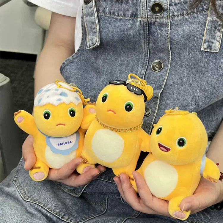 奶龙毛绒公仔围兜背包墨镜草帽玩偶卡通钥匙扣背包铃铛挂件奶龙