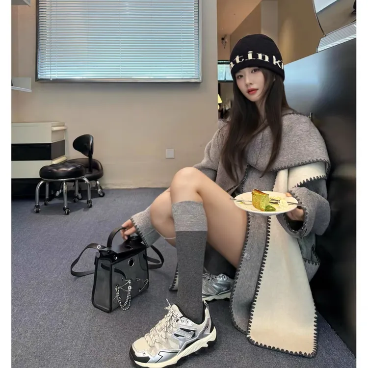 复古格雷系灰色呢子大衣慵懒风松弛感连帽宽松毛呢斗篷短外套冬季