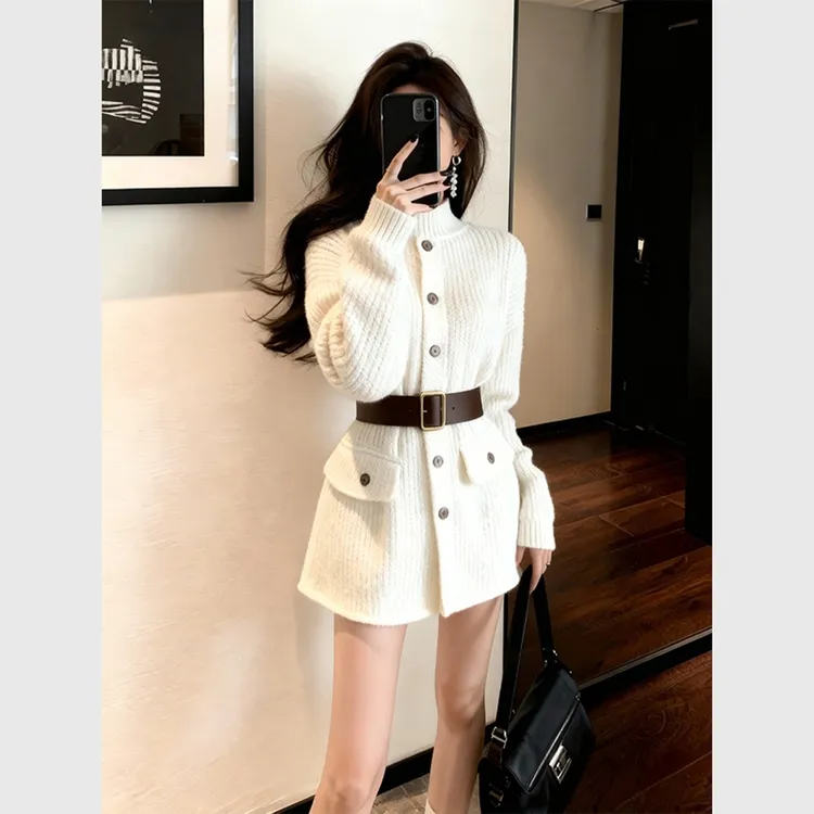 白色高领针织连衣裙2025新款法式小资穿搭小香风冬天配大衣的裙子
