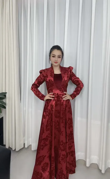 缎面加丝绒酒红色长裙