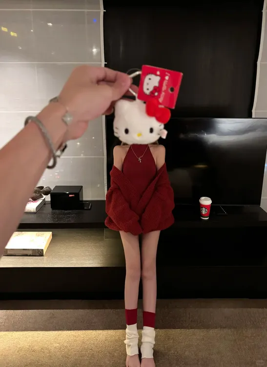 节日圣诞红色V领毛衣上衣女2025秋冬新款显瘦磨毛挂脖背心裙套装